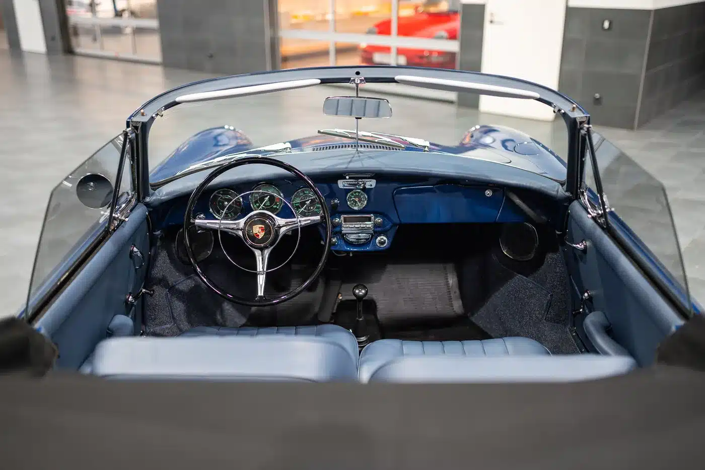 Blick auf das blaue Cockpit und Lenkrad eines Porsche 356 C Cabriolet aus dem Jahr 1964