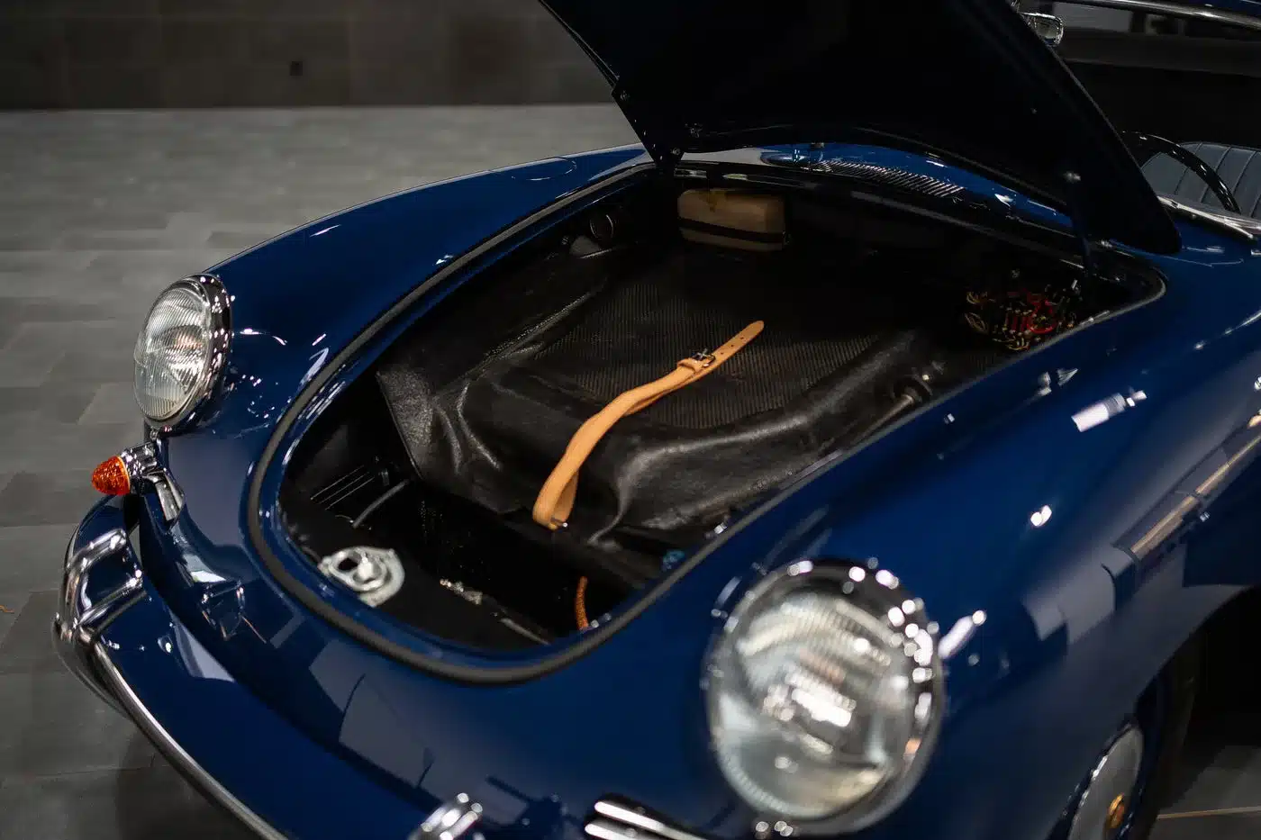 Geöffneter vorderer Kofferraum eines blauen Porsche 356 C Cabriolet mit Lederbefestigungsgurt