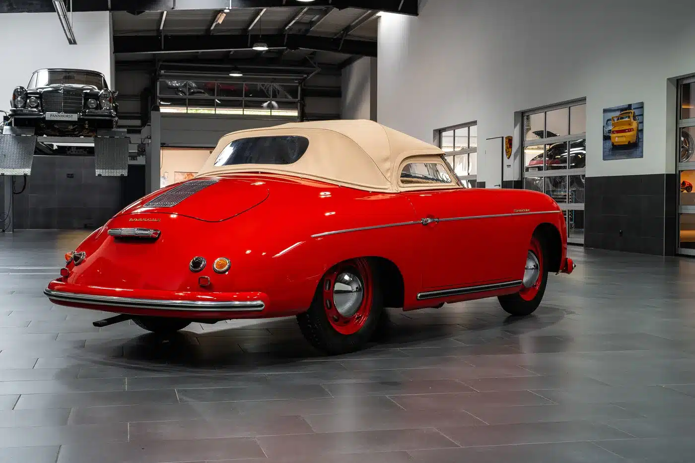 Roter Porsche 356 Pre-A Speedster mit beigem Stoffverdeck, restauriert, im Showroom