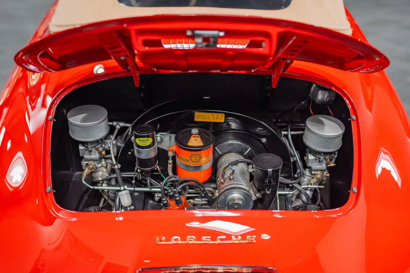 Blick in den Motorraum eines roten Porsche 356 Pre-A Speedster, Baujahr 1955, mit originalem 1500er Boxermotor.