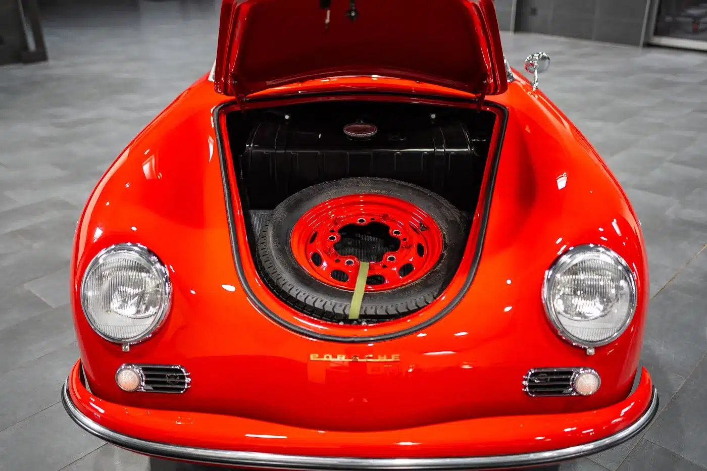 Porsche 356 Pre-A Speedster in Rot, geöffneter Kofferraum mit Reserverad und Tankdeckel sichtbar.