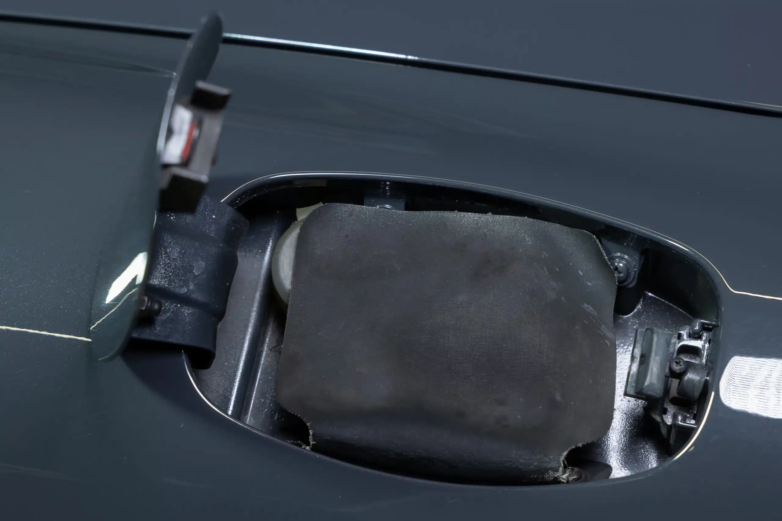 Geöffneter Tankdeckel mit Tankverschluss eines Porsche 911 (964) Carrera 2, dunkelgraue Lackierung.