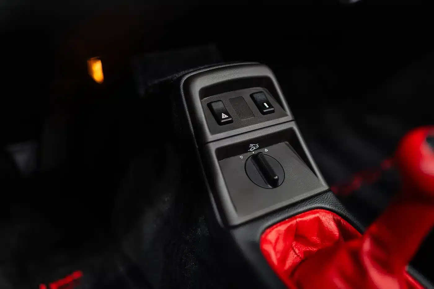 Mittelkonsole mit Bedienelementen und rotem Schalthebel im Porsche 911 (964) Carrera Speedster