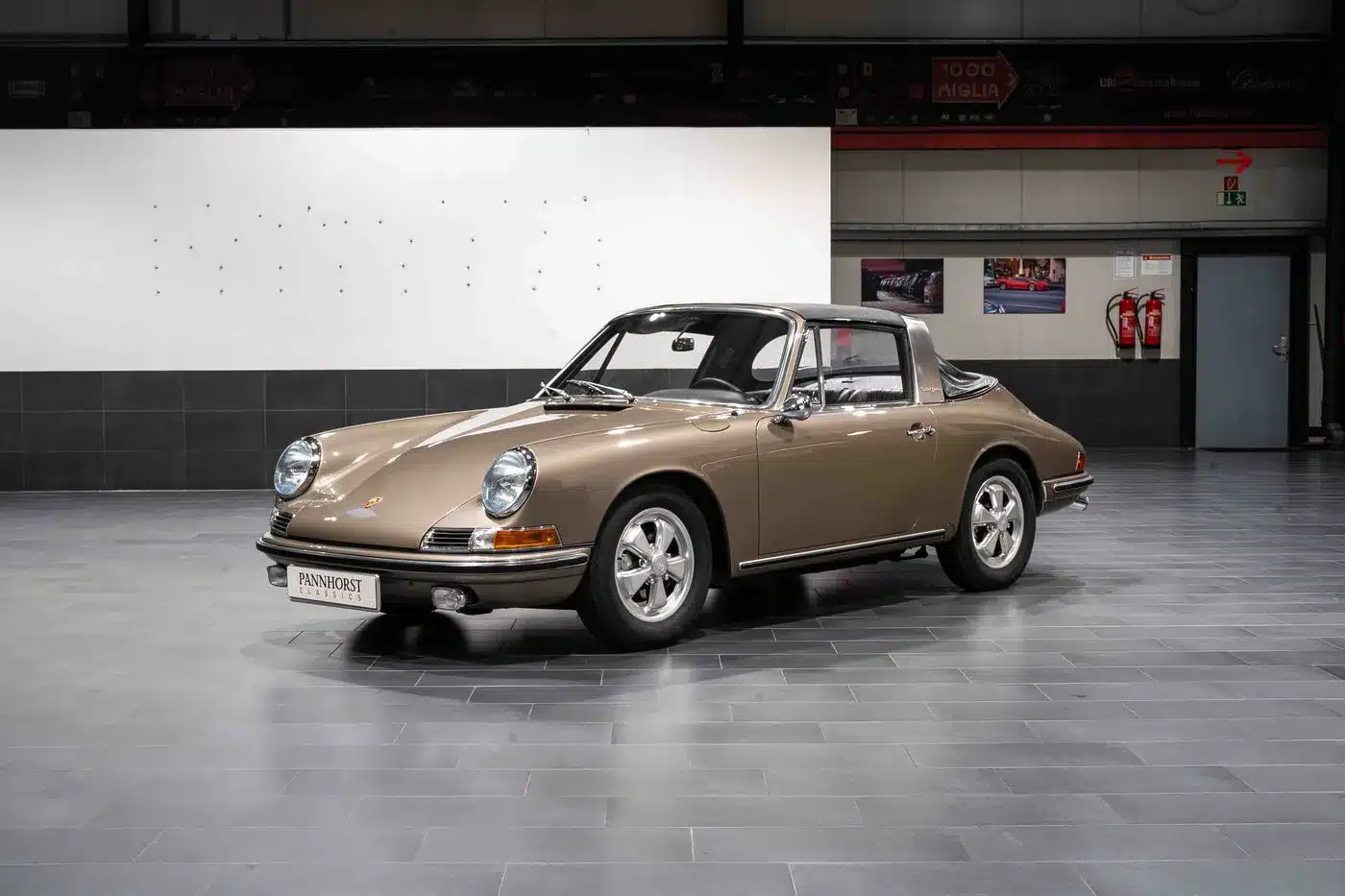 Restaurierter Porsche 911 S Softwindow Targa von 1967 in Mittelgrau Metallic in einer Ausstellungshalle