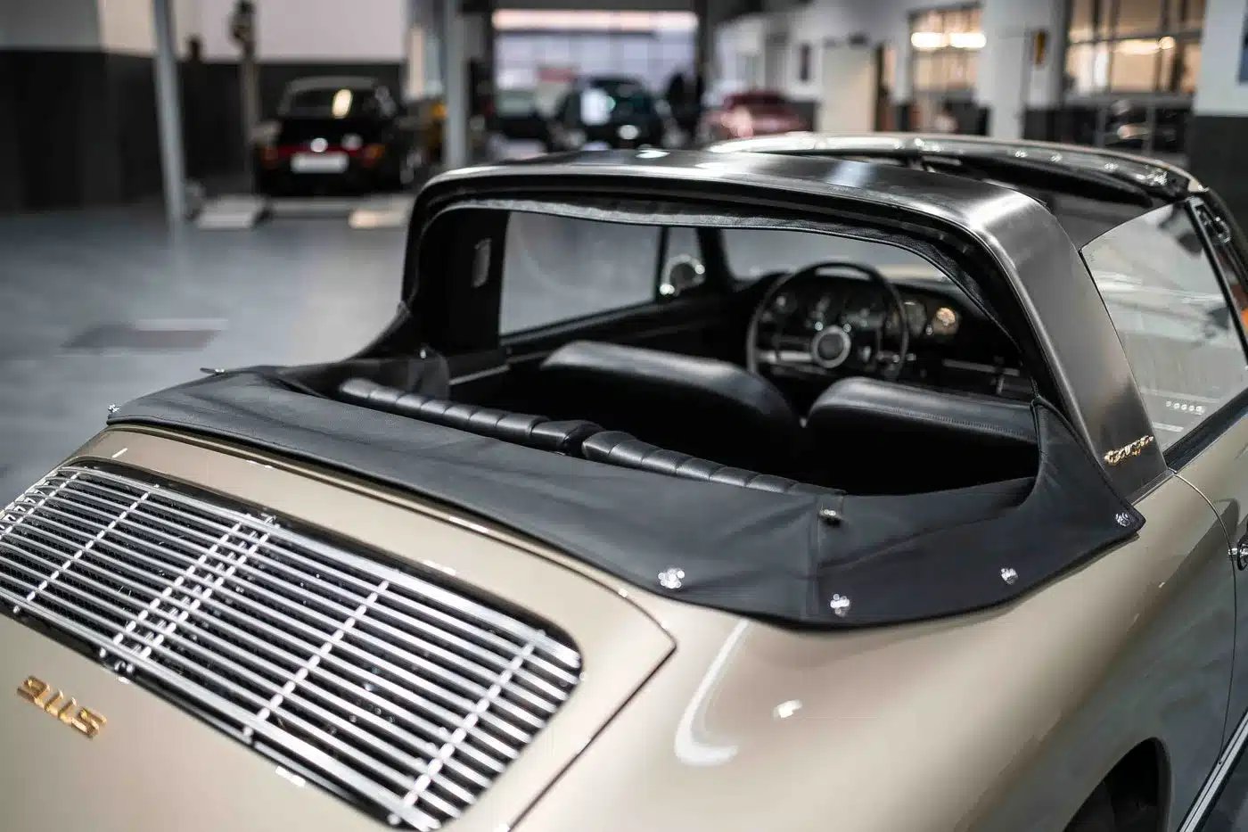 Geöffnete Kunststoffheckscheibe eines Porsche 911 S Softwindow Targa von 1967 in Mittelgrau Metallic, Blick auf Innenraum und Targa-Bügel.