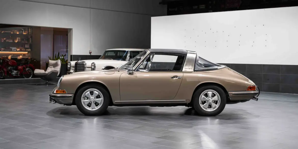 Restaurierter Porsche 911 S Softwindow Targa von 1967 in Mittelgrau Metallic, seitlich fotografiert in einer Halle.