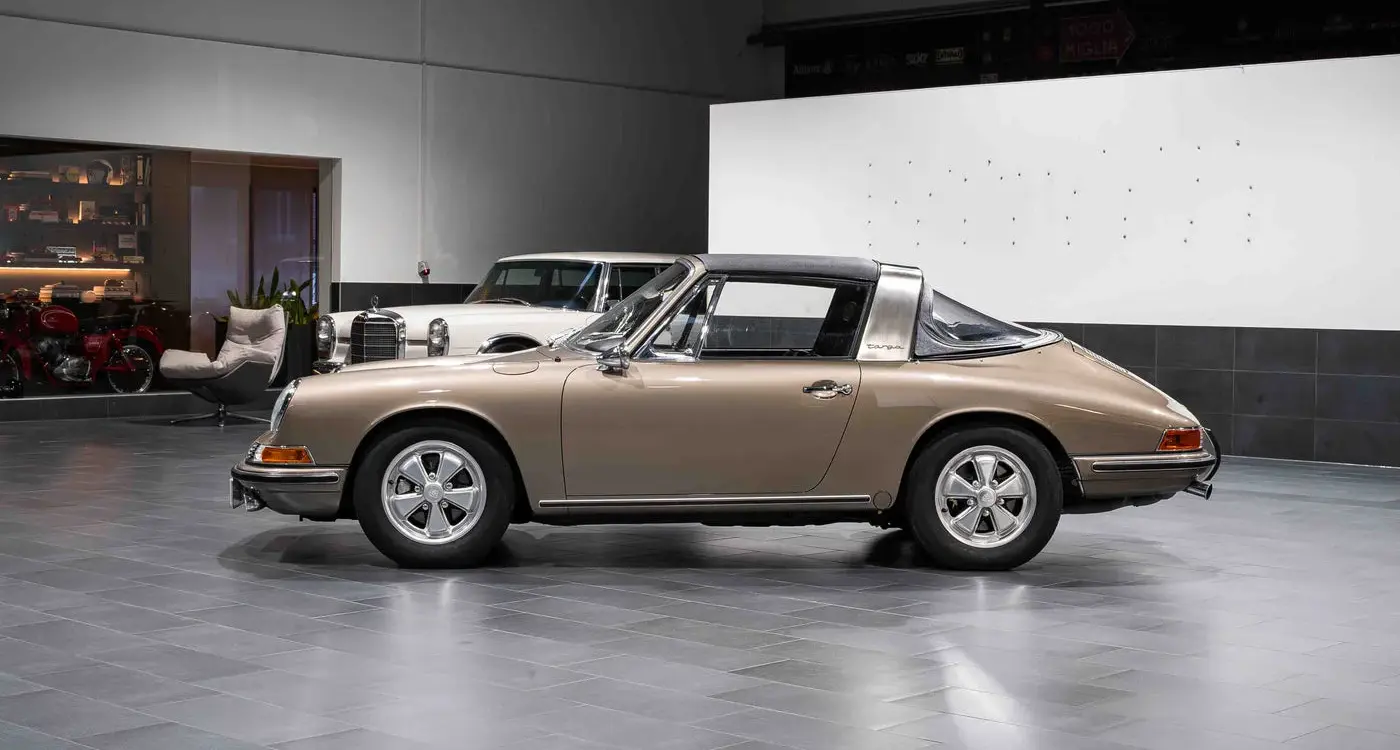 Restaurierter Porsche 911 S Softwindow Targa von 1967 in Mittelgrau Metallic, seitlich fotografiert in einer Halle.