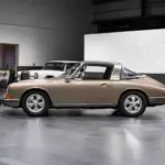 Restaurierter Porsche 911 S Softwindow Targa von 1967 in Mittelgrau Metallic, seitlich fotografiert in einer Halle.