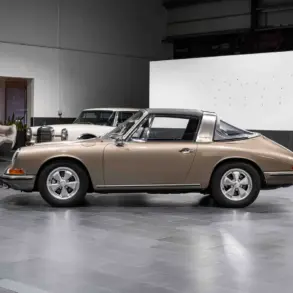 Restaurierter Porsche 911 S Softwindow Targa von 1967 in Mittelgrau Metallic, seitlich fotografiert in einer Halle.
