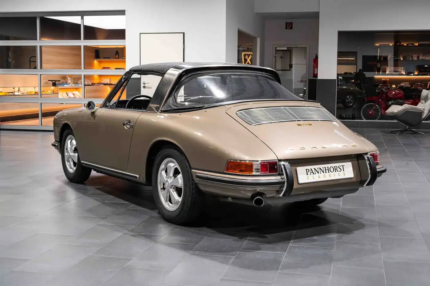 Heckansicht eines Porsche 911 S Softwindow Targa von 1967, Mittelgrau Metallic, in einer modernen Garage.