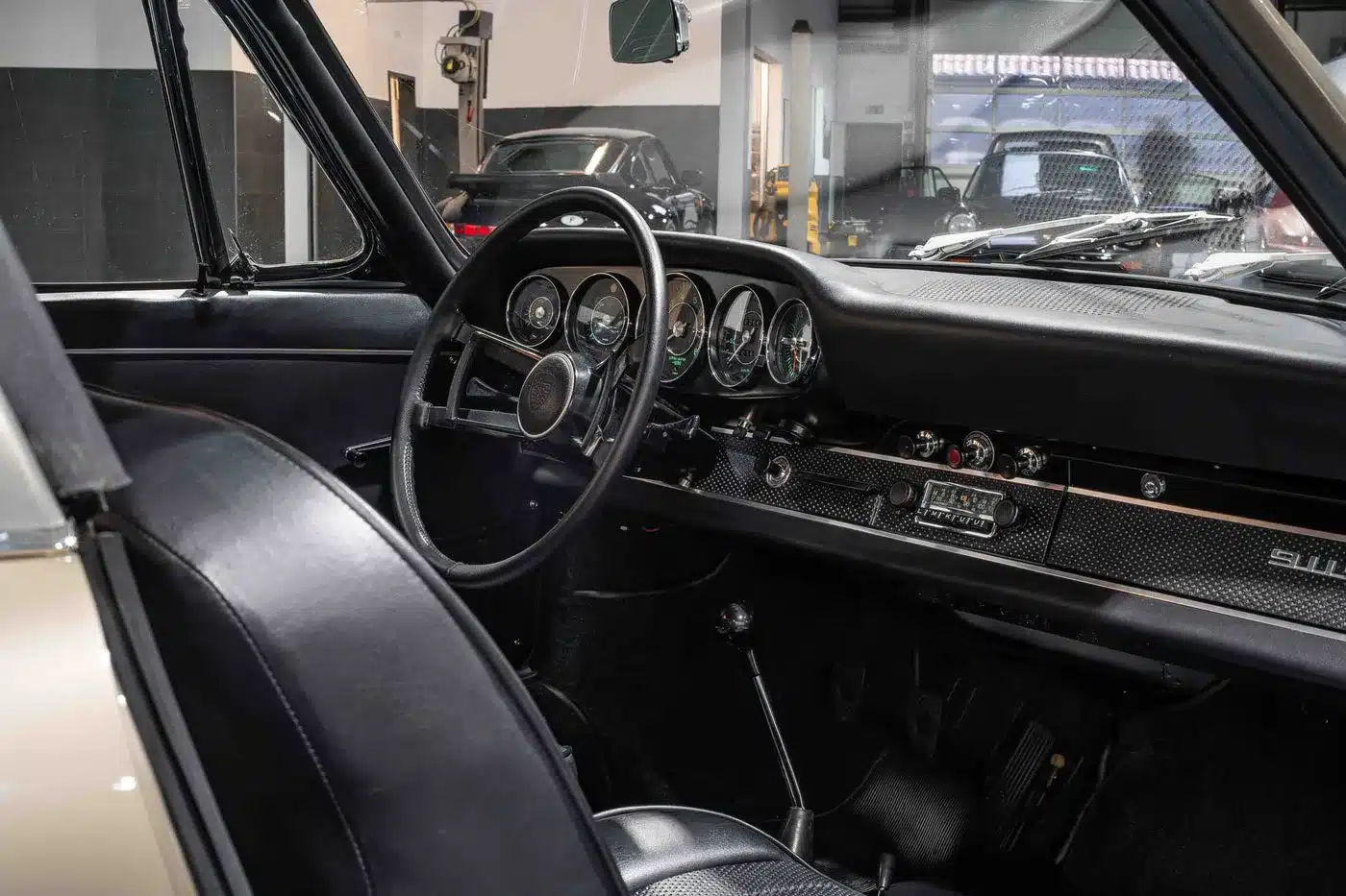Innenraum eines Porsche 911 S Softwindow Targa von 1967 mit schwarzer Lederausstattung und klassischem Cockpit.