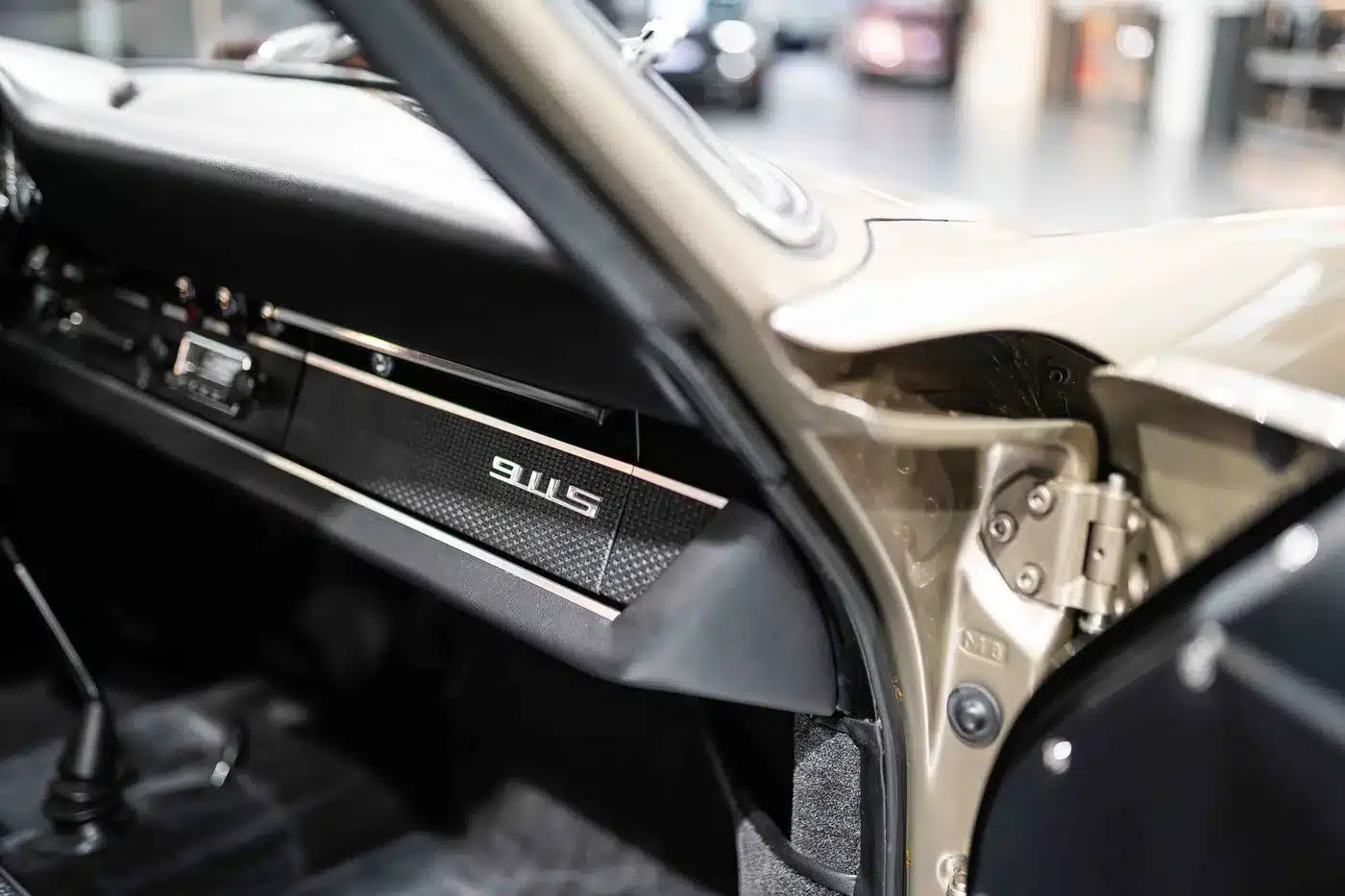 Armaturenbrett eines Porsche 911 S Softwindow Targa von 1967 mit sichtbarem 911S Logo.