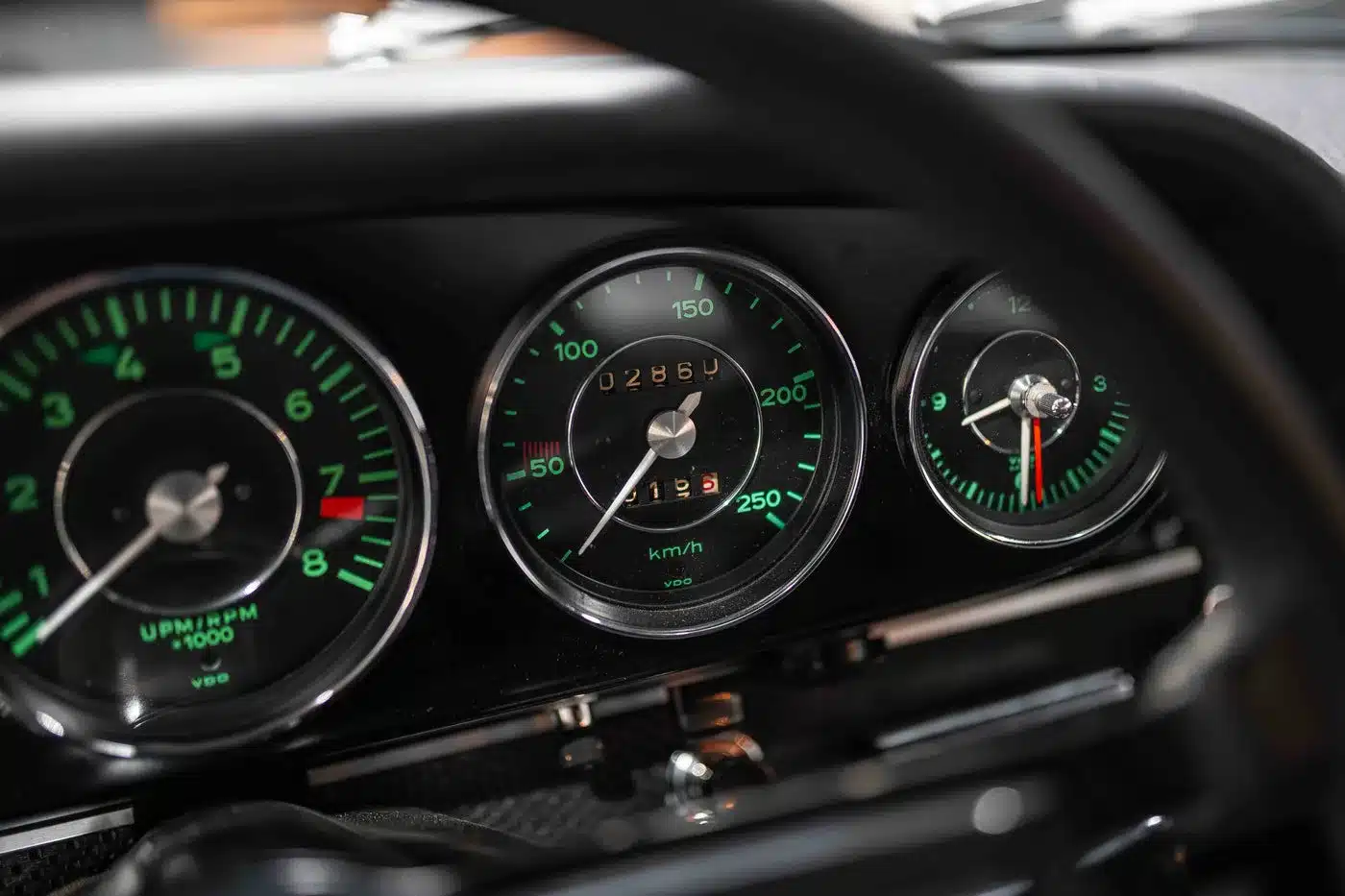 Nahaufnahme der klassischen Instrumente eines Porsche 911 S Softwindow Targa von 1967 mit grünen Skalen und Kilometerzähler.