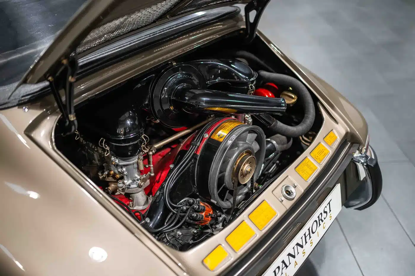 Offener Motorraum eines Porsche 911 S Softwindow Targa von 1967 mit 2,0-Liter-Boxermotor in Mittelgrau Metallic.