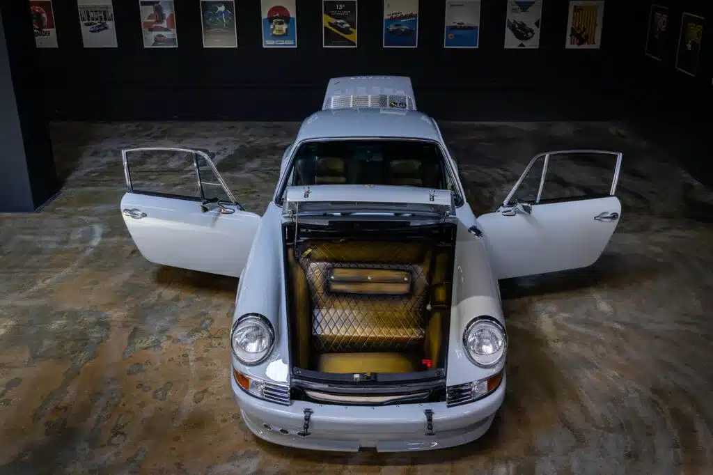 Porsche 964 C2 Backdate von vorne mit geöffnetem Kofferraum und Türen in heller Garage