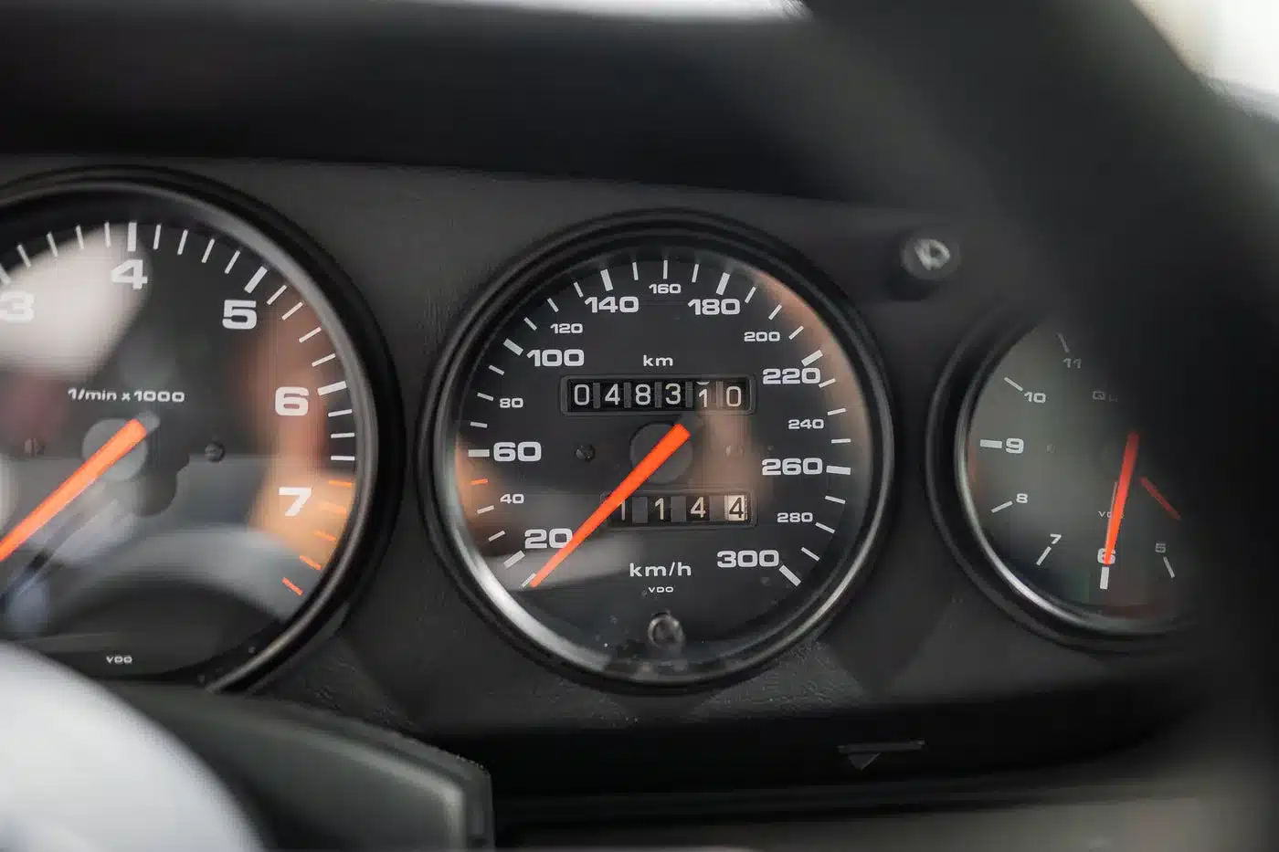 Nahaufnahme des Tachometers und Drehzahlmessers im Cockpit eines Porsche 964 RS
