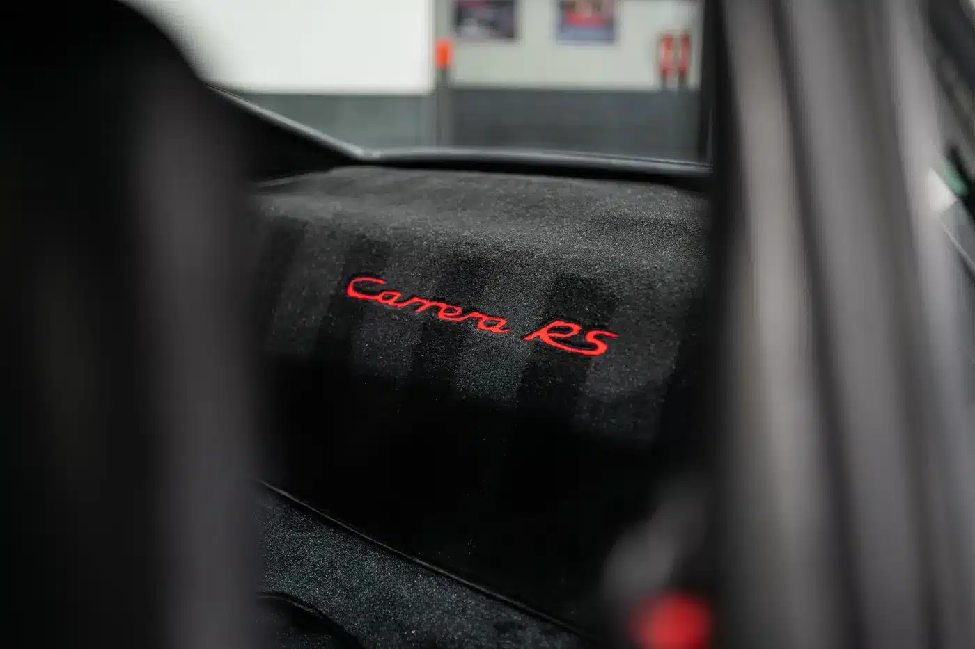 Nahaufnahme der roten Carrera RS-Stickerei im Innenraum eines Porsche 964 RS