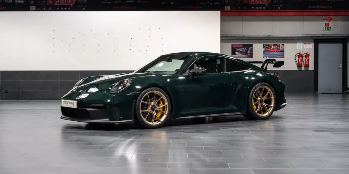 Porsche 992.1 GT3 Sonderfarbe British Racing Green Seitenansicht in moderner Halle
