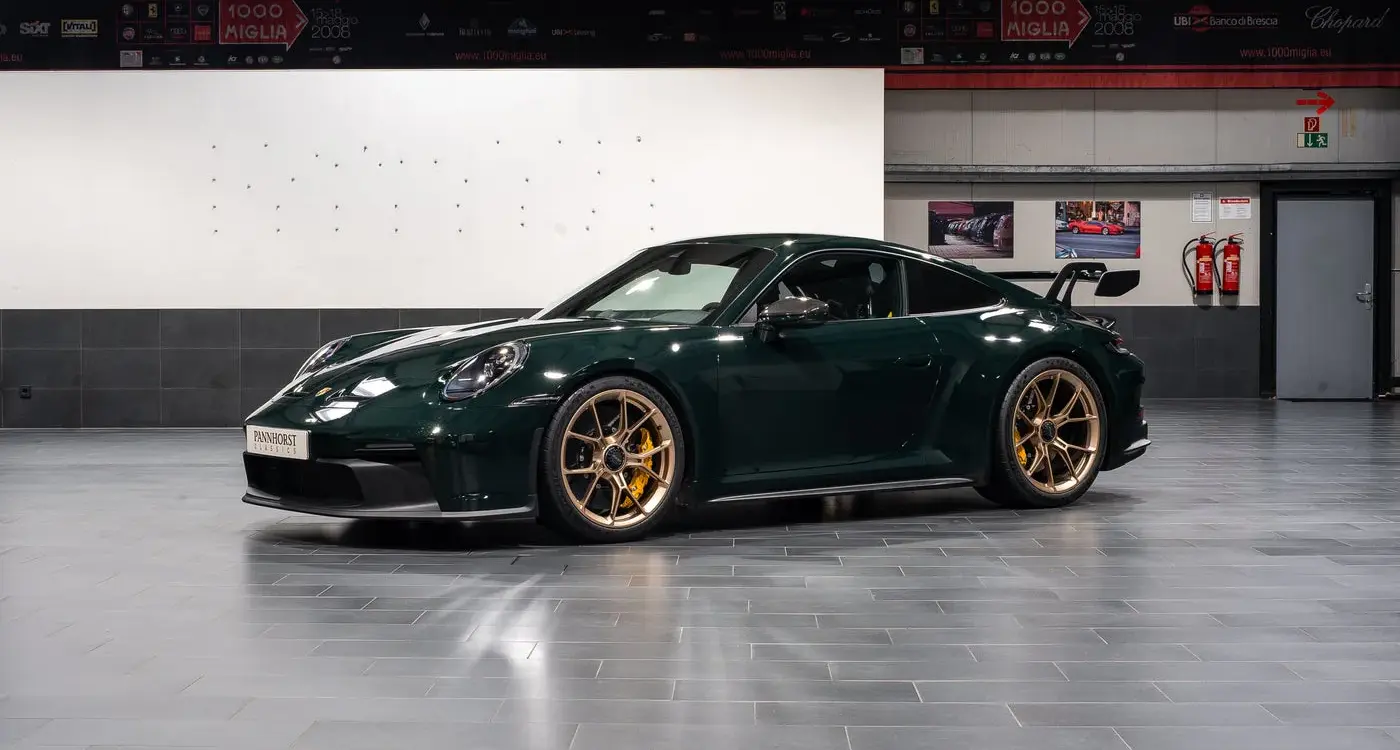 Porsche 992.1 GT3 Sonderfarbe British Racing Green Seitenansicht in moderner Halle