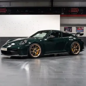 Porsche 992.1 GT3 Sonderfarbe British Racing Green Seitenansicht in moderner Halle