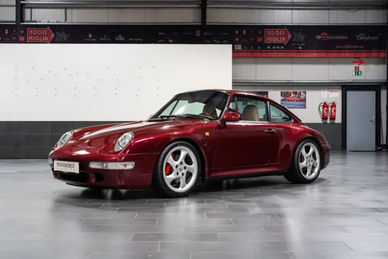 Porsche 993 Carrera 4S in Arena Red Metallic, fotografiert in einer Halle, Beigefarbenes Lederinterieur sichtbar