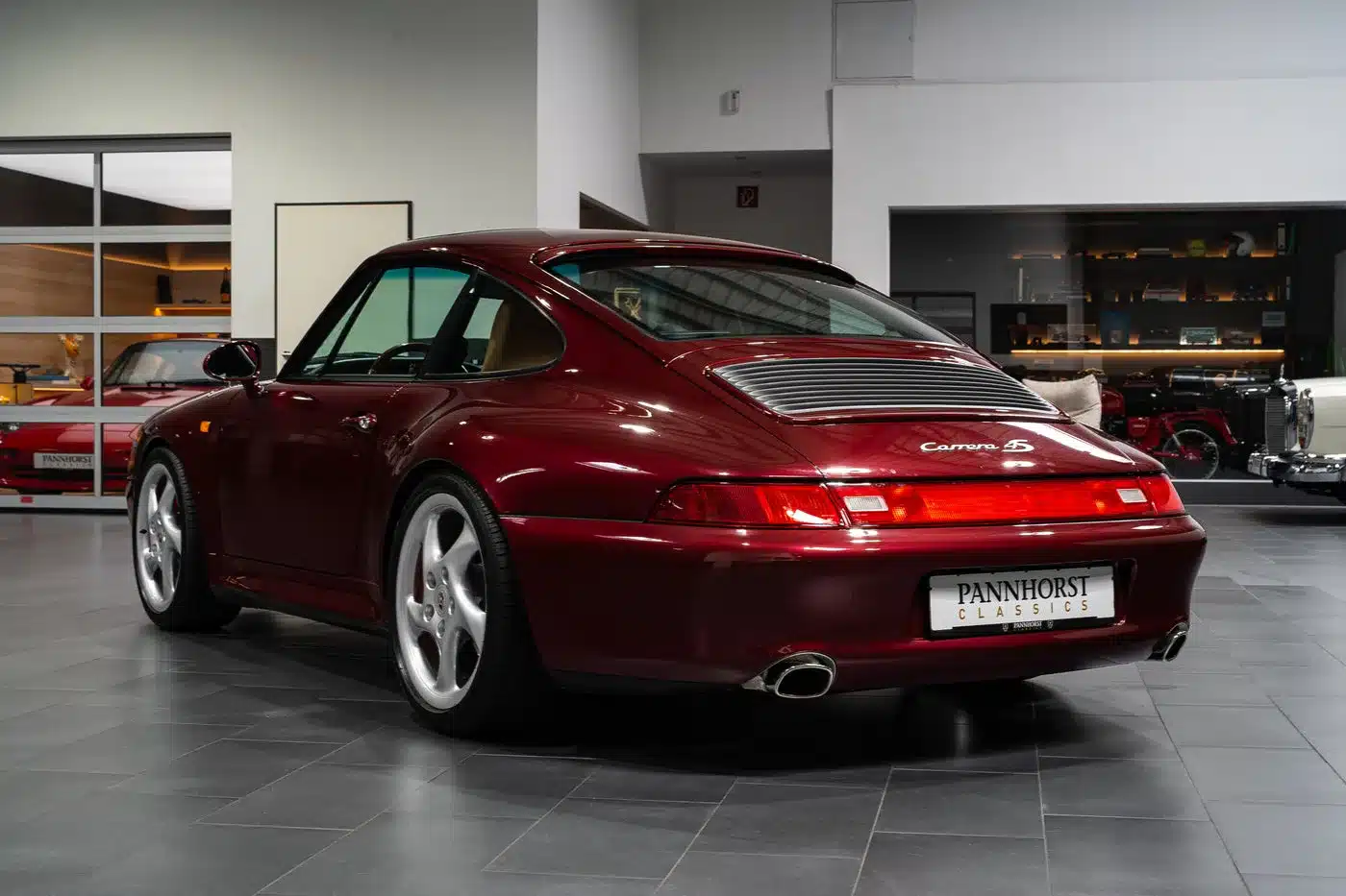 Porsche 993 Carrera 4S, Baujahr 1996, Arena Rot Metallic, in einer Ausstellungshalle