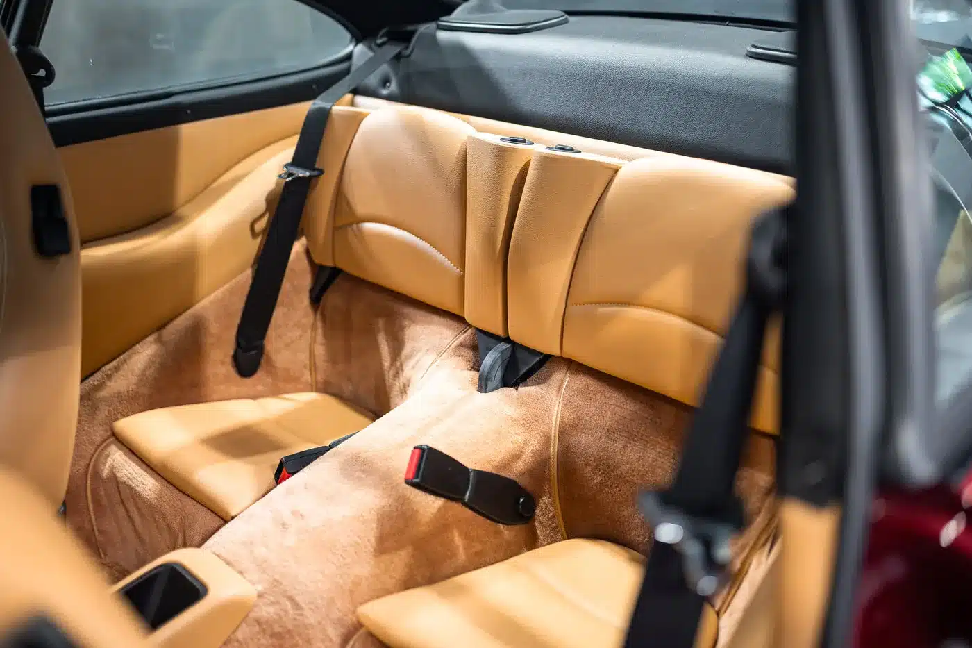Beigefarbene Rücksitze und Innenraumdetails eines Porsche 993 Carrera 4S