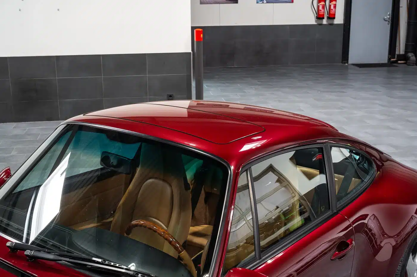 Dachpartie und Fahrerbereich eines Porsche 993 Carrera 4S in Arena Red Metallic mit beigem Lederinterieur