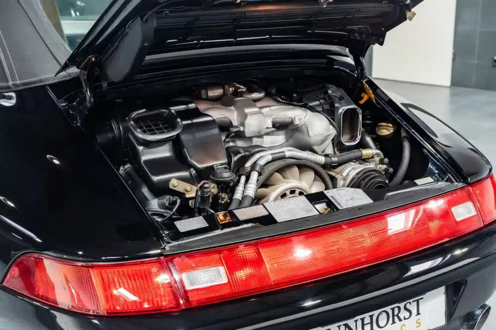 Offener Motorraum eines Porsche 993 Carrera Cabriolet mit sichtbarem Boxermotor