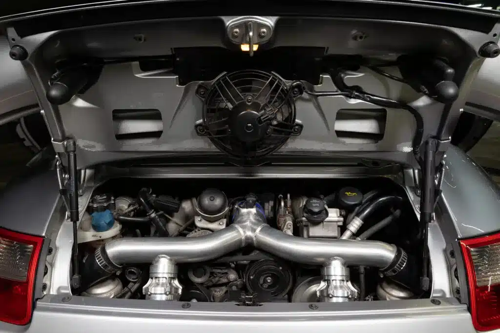 Heckmotor des Porsche 997 Turbo 2006 mit sichtbarer Biturbo-Technik und technischen Details im Motorraum
