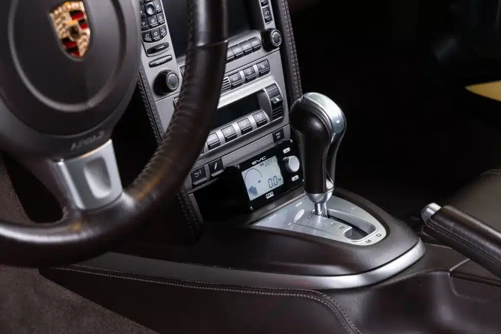 Automatikgetriebe-Wählhebel und Mittelkonsole eines Porsche 997 Turbo von 2006.