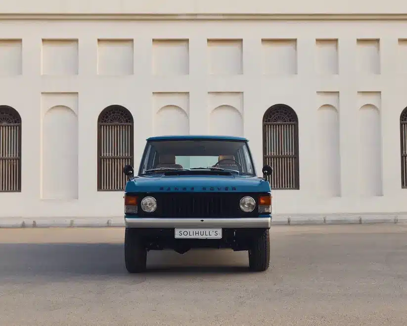 Frontansicht eines restaurierten Range Rover Classic Baujahr 1975 in Tuscan Blue.