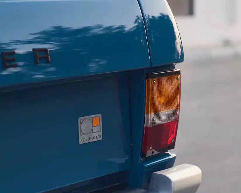 Heckansicht eines Range Rover Classic, Fokus auf Rückleuchte und Tuscan Blue Lackierung