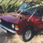 Range Rover Classic 1976, zweitäurig, Masai Red, restauriert, im Sonnenschatten geparkt, Vorderansicht