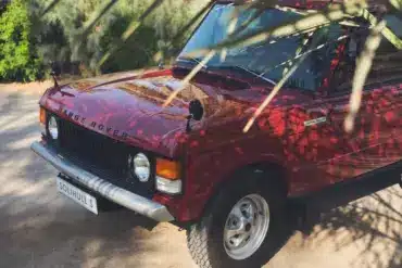 Range Rover Classic 1976, zweitäurig, Masai Red, restauriert, im Sonnenschatten geparkt, Vorderansicht