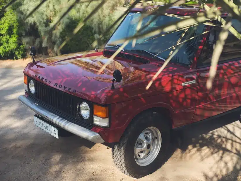 Range Rover Classic 1976, zweitäurig, Masai Red, restauriert, im Sonnenschatten geparkt, Vorderansicht