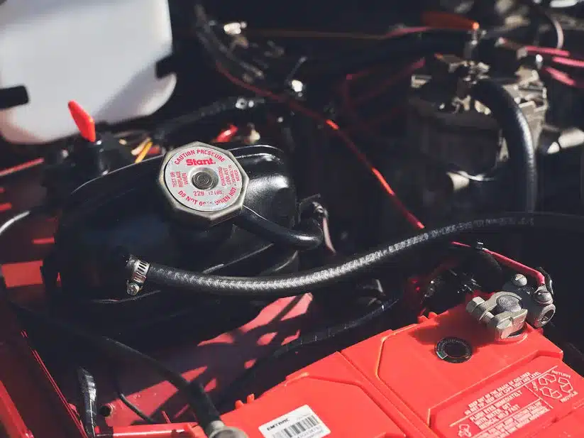 Nahaufnahme vom Motorraum eines Range Rover Classic aus dem Jahr 1976 mit Batterie und Kühlerdeckel.