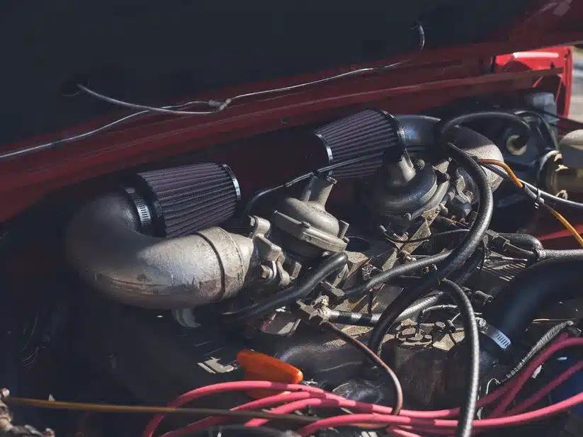 Motorraum eines restaurierten Range Rover Classic von 1976 in roter Lackierung