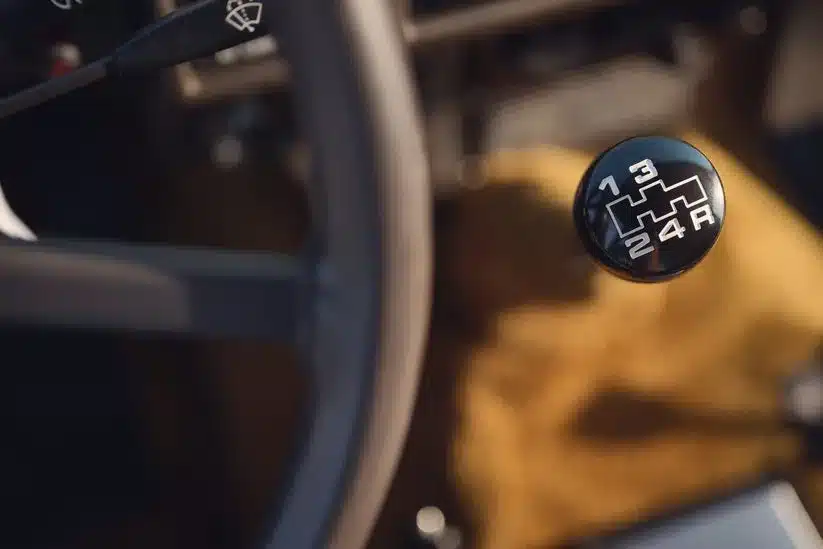 Nahaufnahme vom Schaltknauf und Lenkrad eines Range Rover Classic (1982), Innenraumansicht.