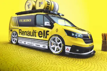 Renault Trafic als Showcar mit Renault elf-Design, Sportfelgen und Ölfässern auf dem Dach.