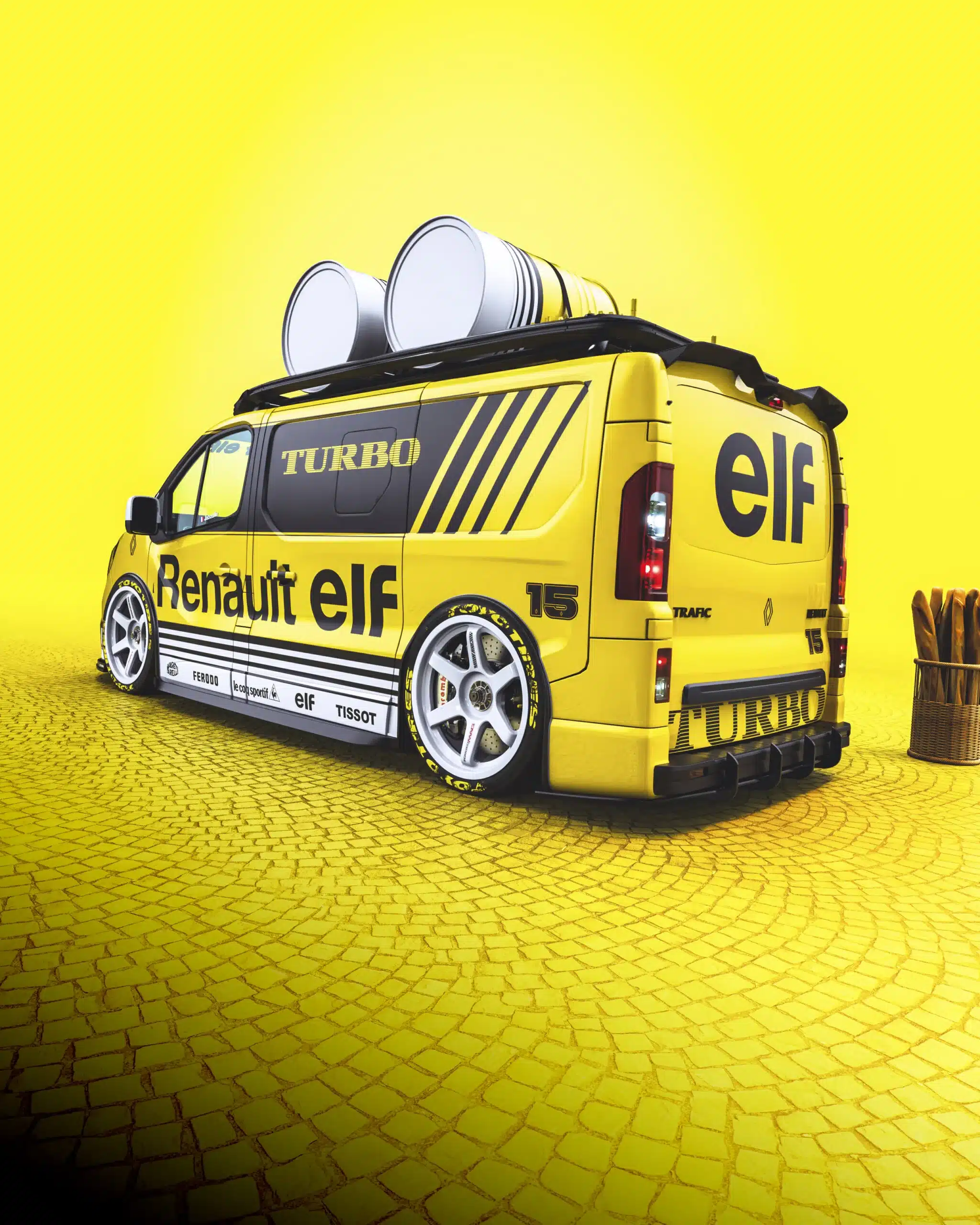 Renault Trafic Transporter im Motorsport-Design von Elf, tiefgelegt, mit Dachfässern, auf gelbem Kopfsteinpflaster.
