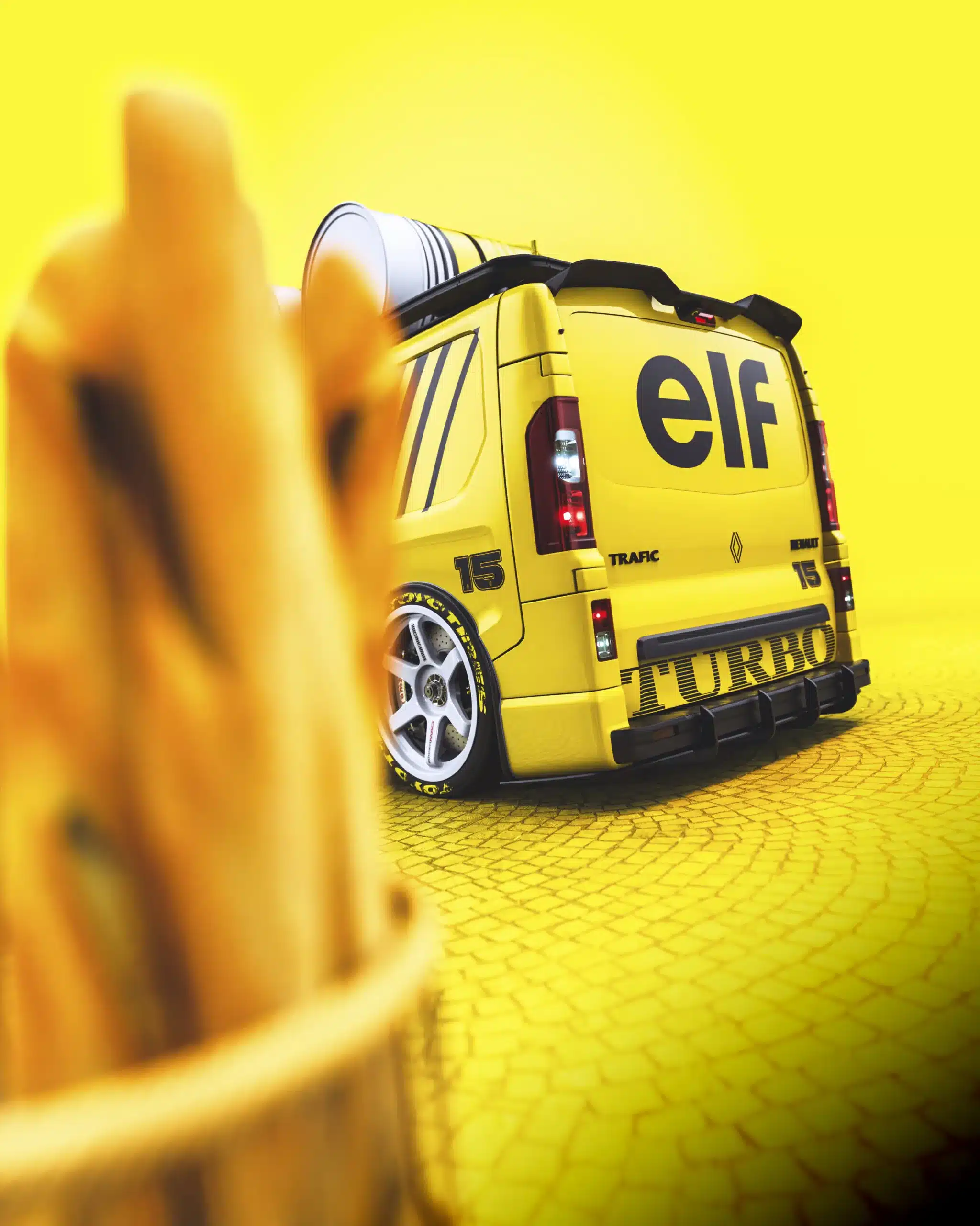 Renault Trafic im gelb-schwarzen ELF-Design aus der Heckperspektive vor gelbem Hintergrund