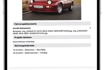 Projekt-Report eines Porsche 944 in der Restaurator App auf einem Smartphone mit Fahrzeugdaten, Bild, Wartungsübersicht und Arbeitszeiten.