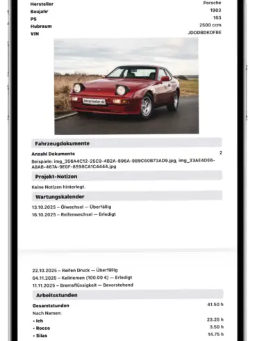 Projekt-Report eines Porsche 944 in der Restaurator App auf einem Smartphone mit Fahrzeugdaten, Bild, Wartungsübersicht und Arbeitszeiten.