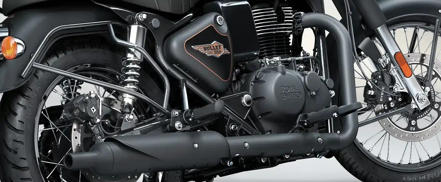 Detailaufnahme vom Motor, Rahmen und Auspuff der Royal Enfield Bullet 350.