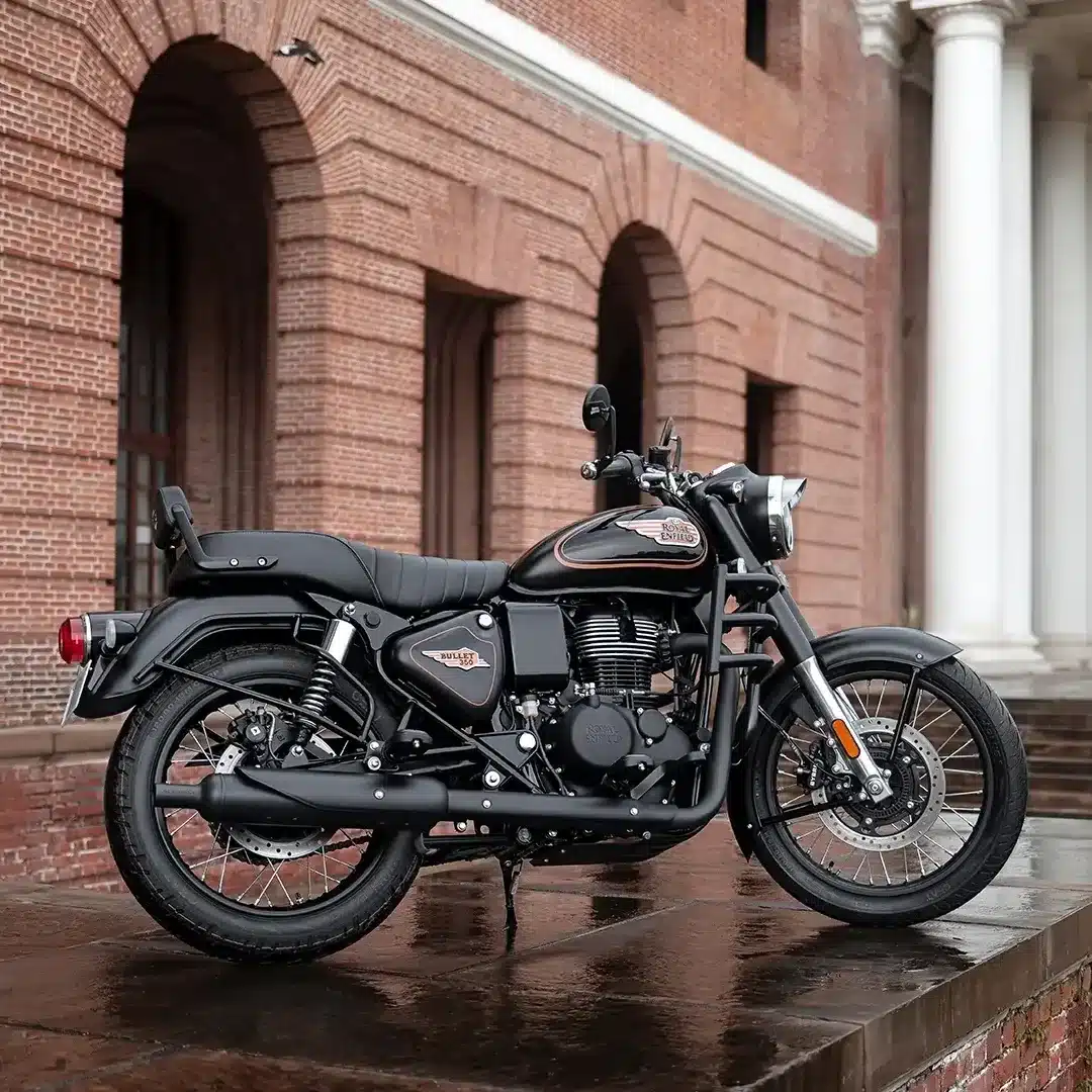 Royal Enfield Bullet 350, Seitenansicht, vor Backsteinbau mit Rundbögen und weißen Säulen.