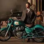 Royal Enfield Classic 650 Motorrad mit Fahrer vor einer Industriehalle