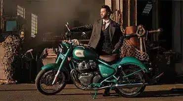 Royal Enfield Classic 650 Motorrad mit Fahrer vor einer Industriehalle