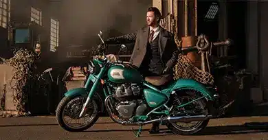 Royal Enfield Classic 650 Motorrad mit Fahrer vor einer Industriehalle