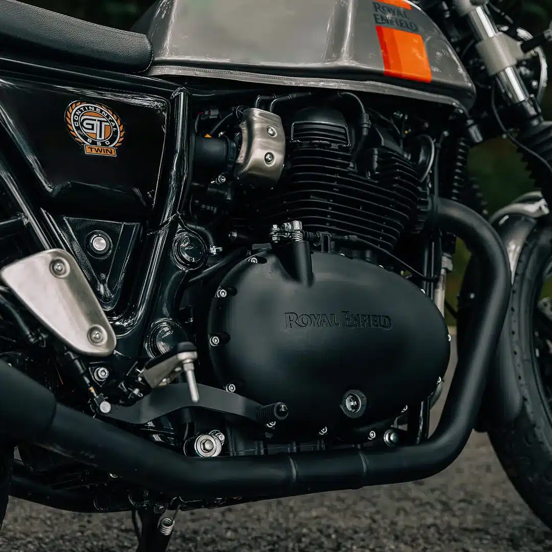 Motor und Rahmendetail einer Royal Enfield Continental GT 650, Café-Racer-Stil, mit charakteristischem Logo am Seitendeckel.